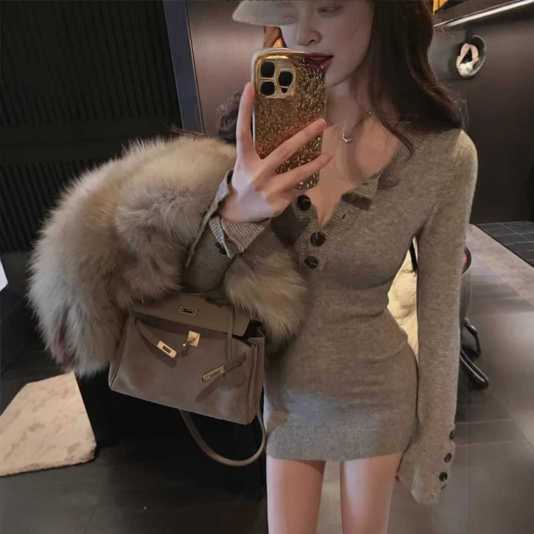 胸あきで魅力的に見せる！ニットワンピ10選！胸元の空きが絶妙なニットワンピースで大人っぽく