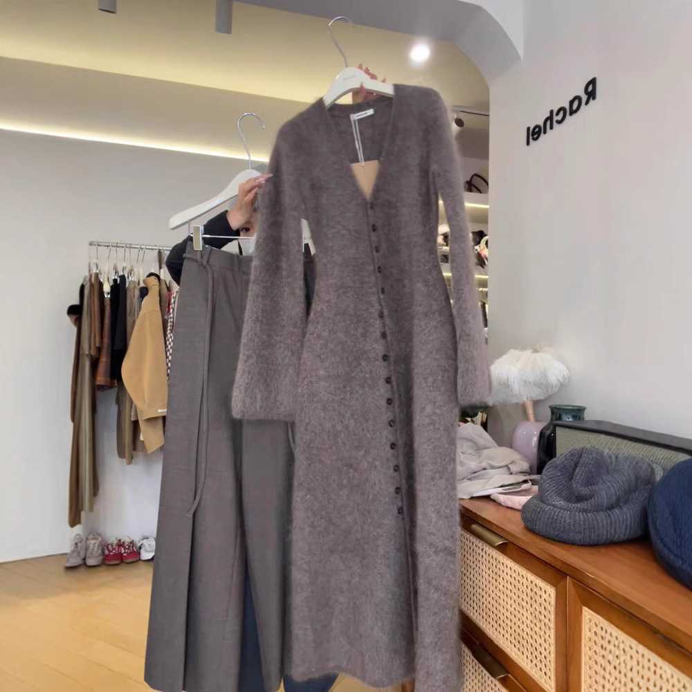 ぽわん袖ニットワンピース