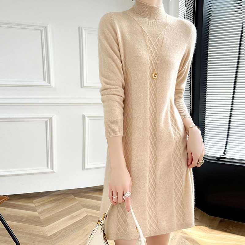 ニットワンピース 上品な縄編み模様のタートルネックワンピース