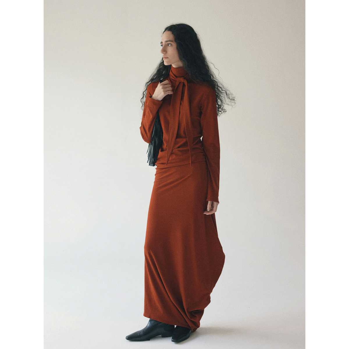 タートルネックドレープニットワンピース