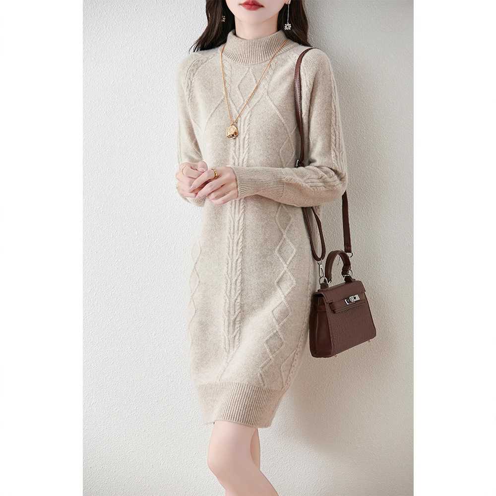 ケーブル編みタートルネックニットワンピース