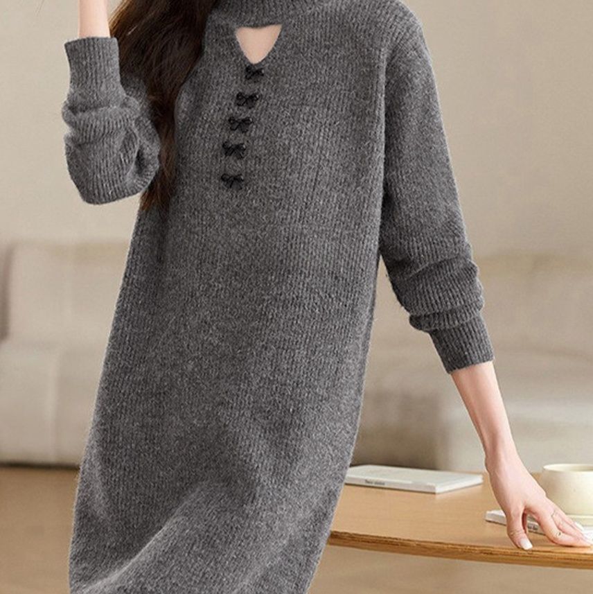 胸元カットアウトニットワンピース ボタン装飾付き