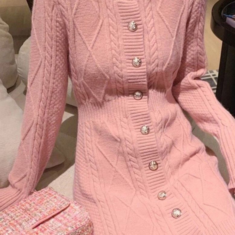 ケーブル編みニットワンピース ミニ丈ボタンデザイン