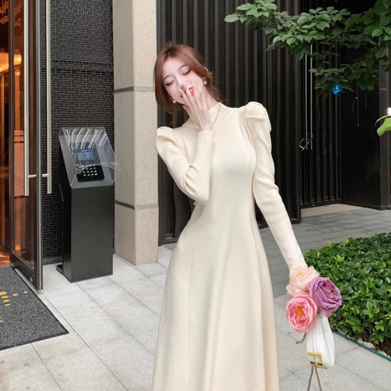 優美なシルエット パフスリーブニットワンピース