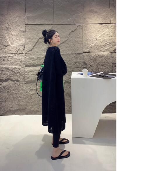 上品なブイネックニットワンピース長袖