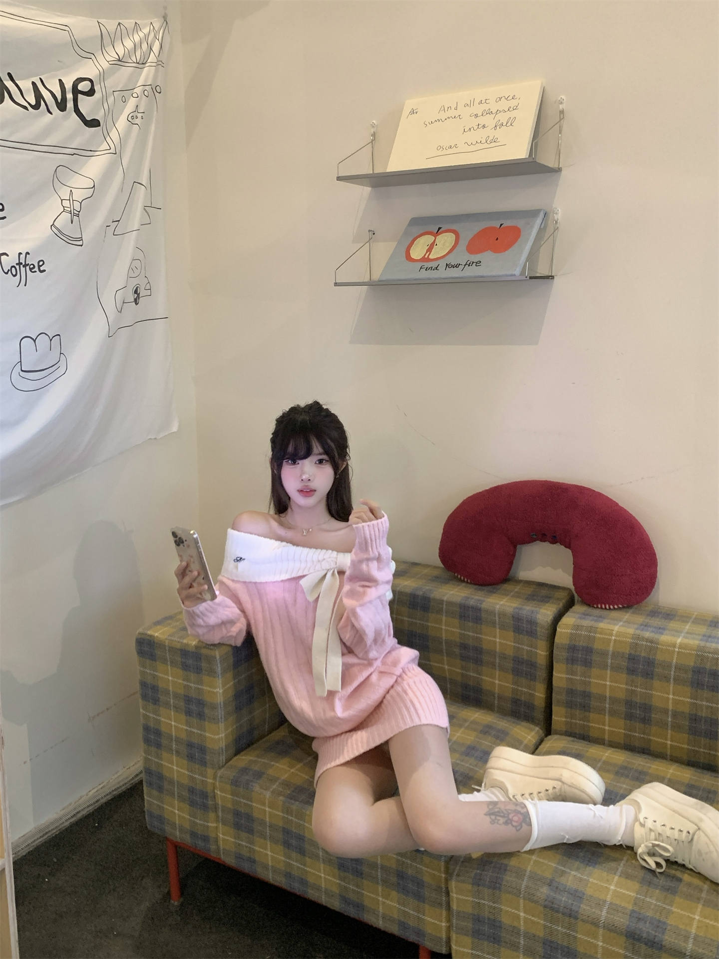 今季必見の甘い気質オフショルダーニットワンピース