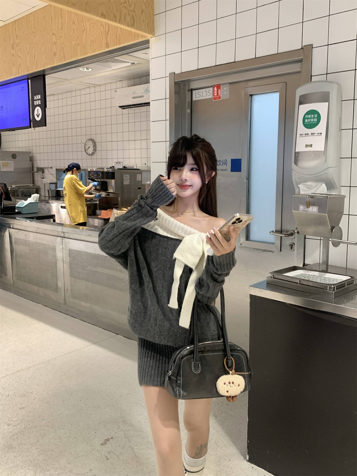 今季必見の甘い気質オフショルダーニットワンピース