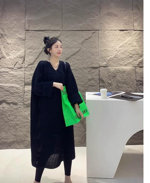 上品なブイネックニットワンピース長袖