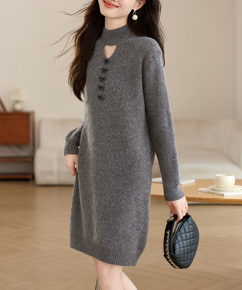 胸元カットアウトニットワンピース ボタン装飾付き