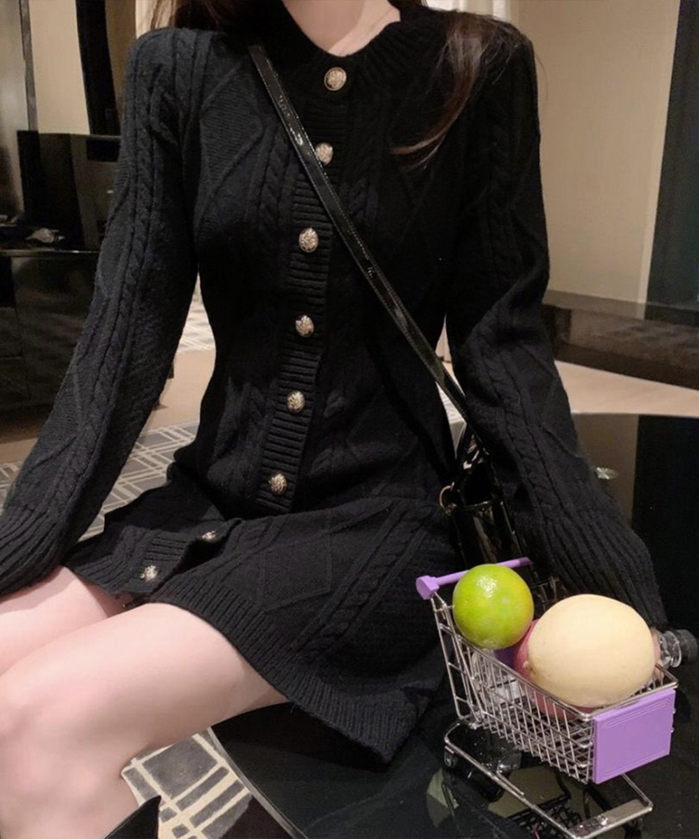 ケーブル編みニットワンピース ミニ丈ボタンデザイン