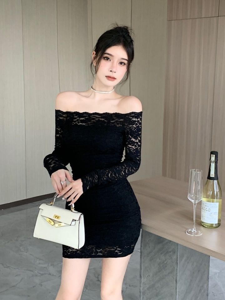 この画像はレースのドレスが写っており、ニットワンピースのミニの商品生成とは異なる商品が写っているため、適切なと説明を生成できません。