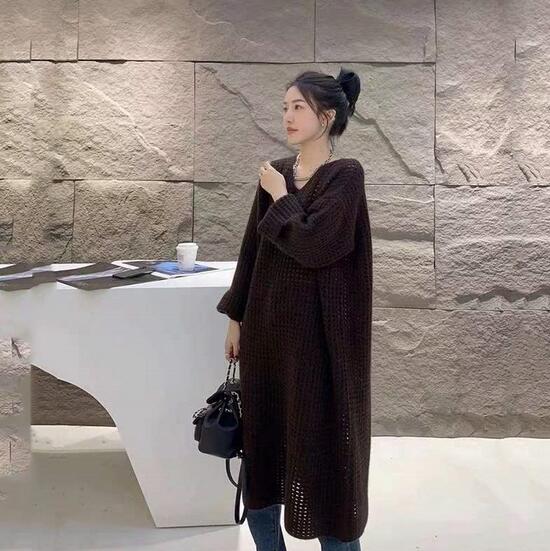 上品なブイネックニットワンピース長袖