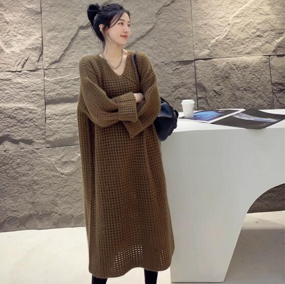 上品なブイネックニットワンピース長袖