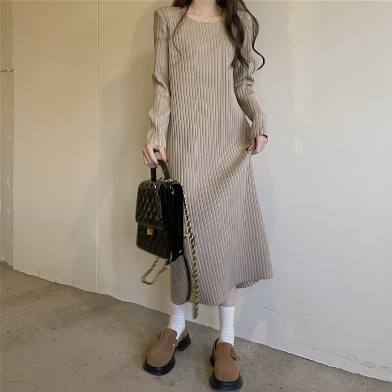 リブ編みストレートデザインニットワンピース
