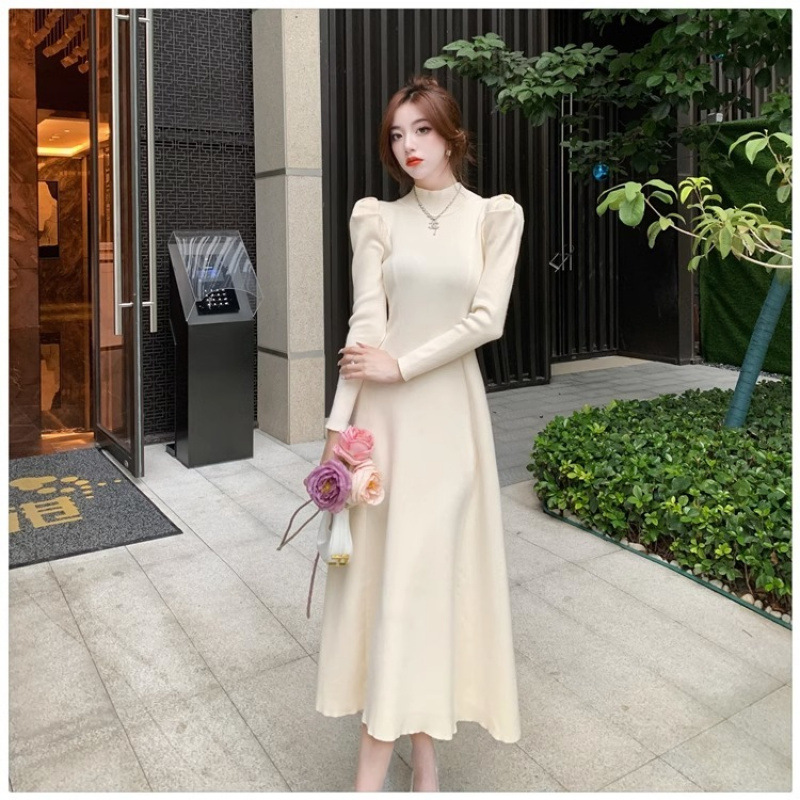 優美なシルエット パフスリーブニットワンピース