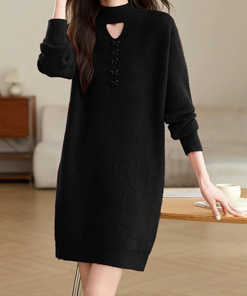 胸元カットアウトニットワンピース ボタン装飾付き