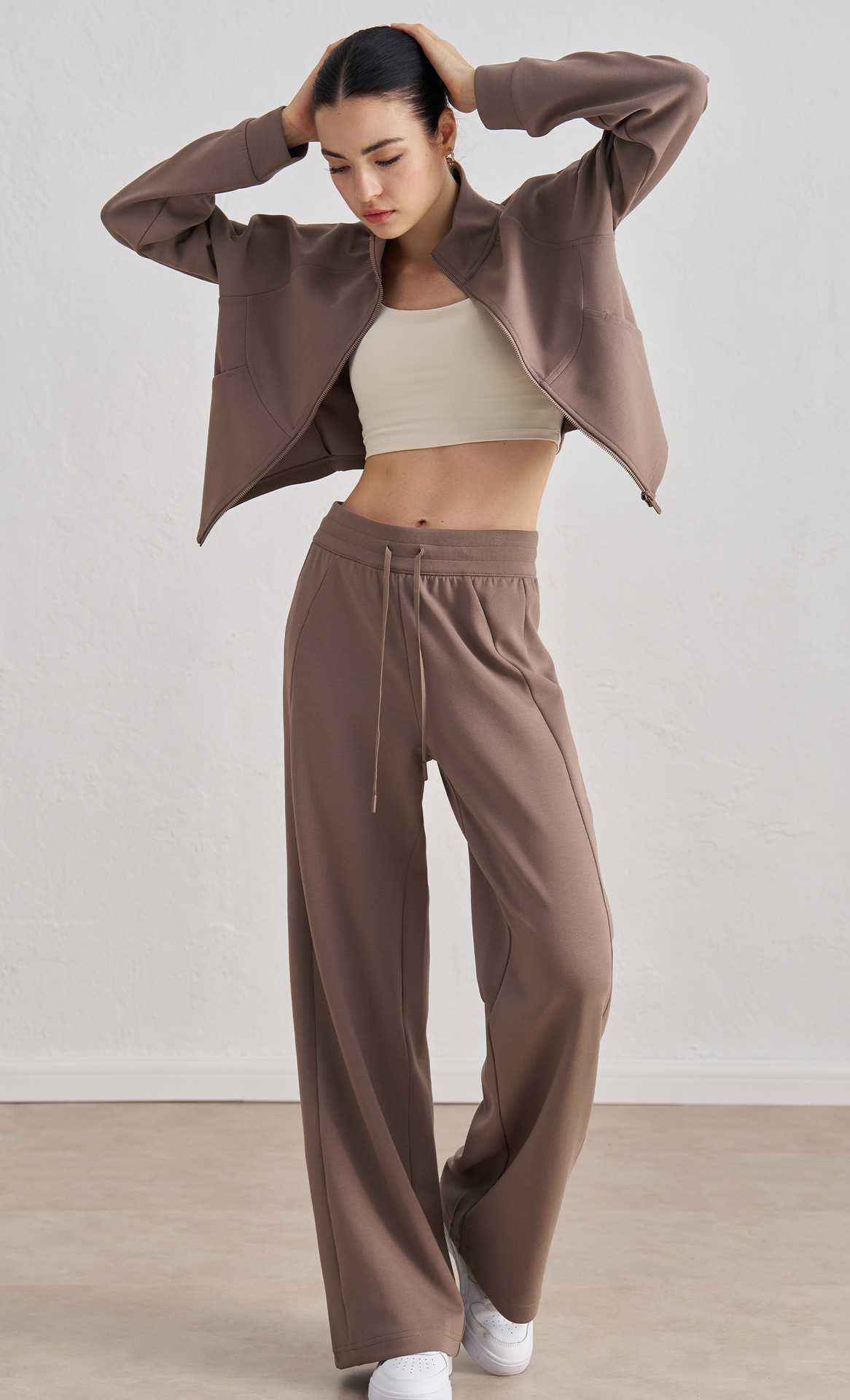 脚長効果バツグン!ショート丈スウェットセットアップで作る美シルエット10選