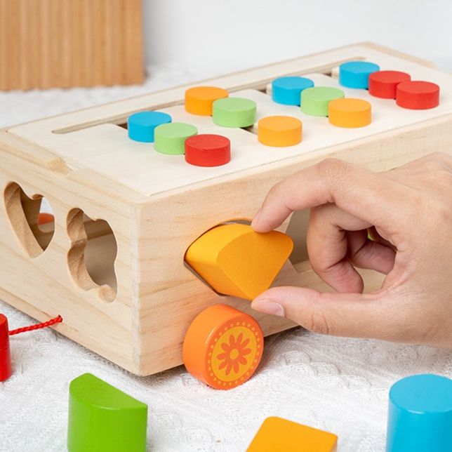 木製バス型形合わせ引っ張り積み木遊び