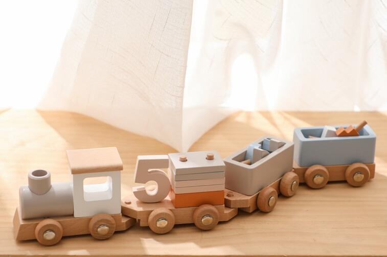 知育玩具　マグビルド木製電車セット　ベビー用品