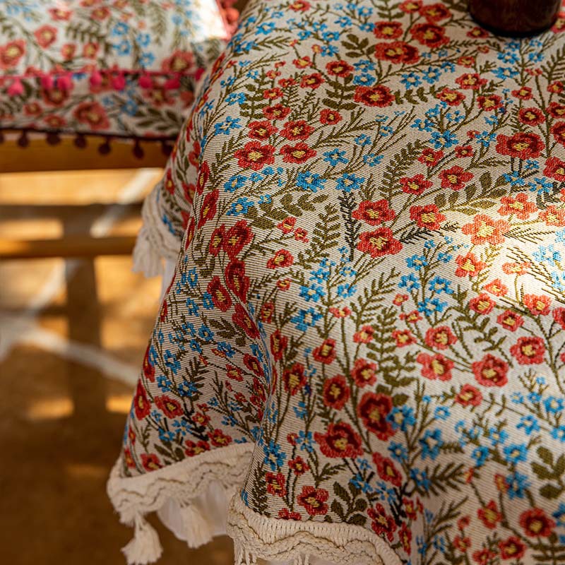 アキアカネ　フリル付き花柄刺繍テーブルクロス アキアカネ フリル付き花柄刺繍テーブルクロス アキアカネ フリル付き