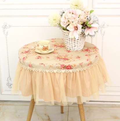 明るい黄色系のテーブルクロスで華やかに変身！毎日の食事時間が楽しく