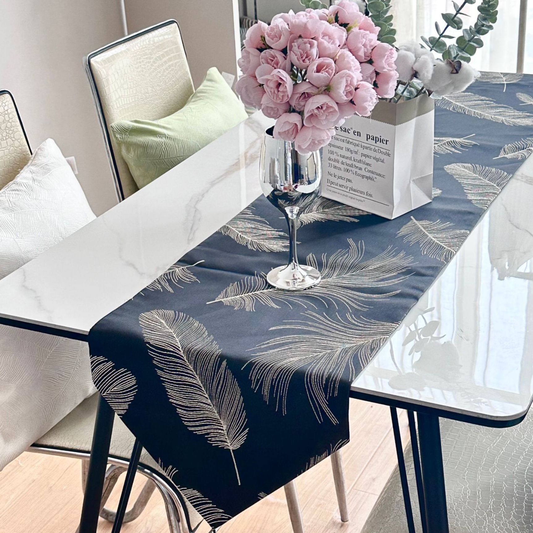 テーブルクロス 羽根刺繍が美しい光沢サテン生地のセンタークロス