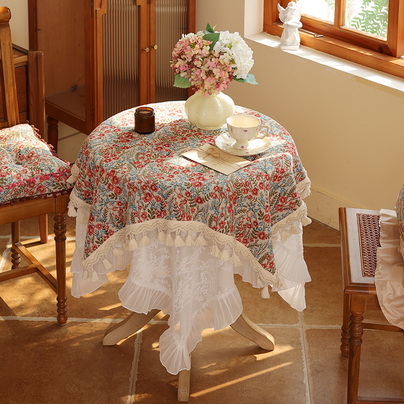 アキアカネ　フリル付き花柄刺繍テーブルクロス アキアカネ フリル付き花柄刺繍テーブルクロス アキアカネ フリル付き