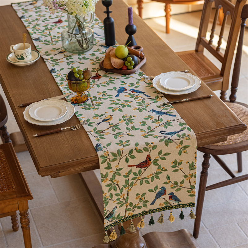 テーブルクロス 小鳥と木の実柄タッセル付きセンタークロス