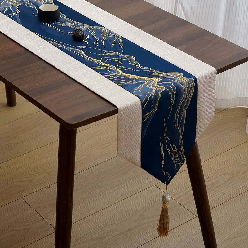 テーブルクロス 羽根刺繍が美しい光沢サテン生地のセンタークロス