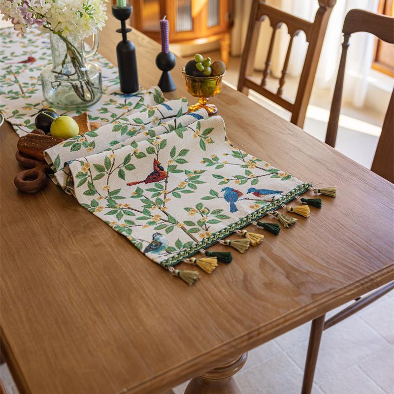 テーブルクロス 小鳥と木の実柄タッセル付きセンタークロス