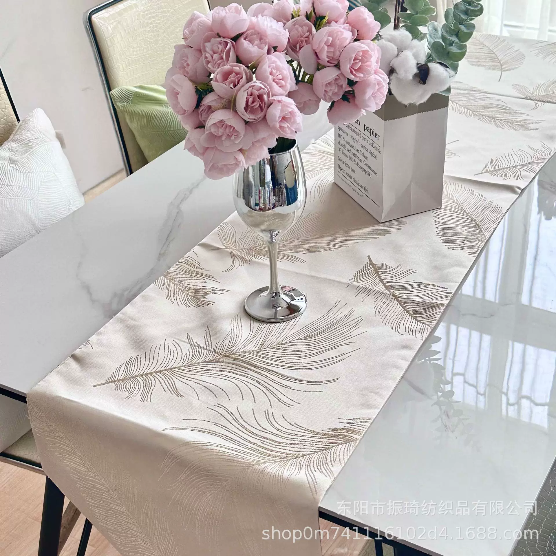 テーブルクロス 羽根刺繍が美しい光沢サテン生地のセンタークロス