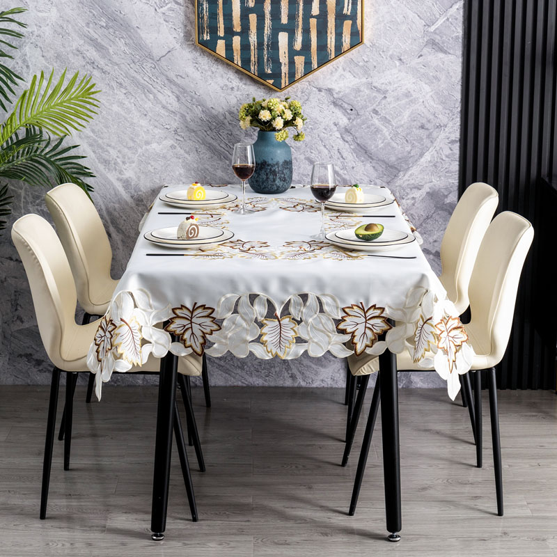 テーブルクロス 華やか花刺繍レース縁取りテーブルクロス