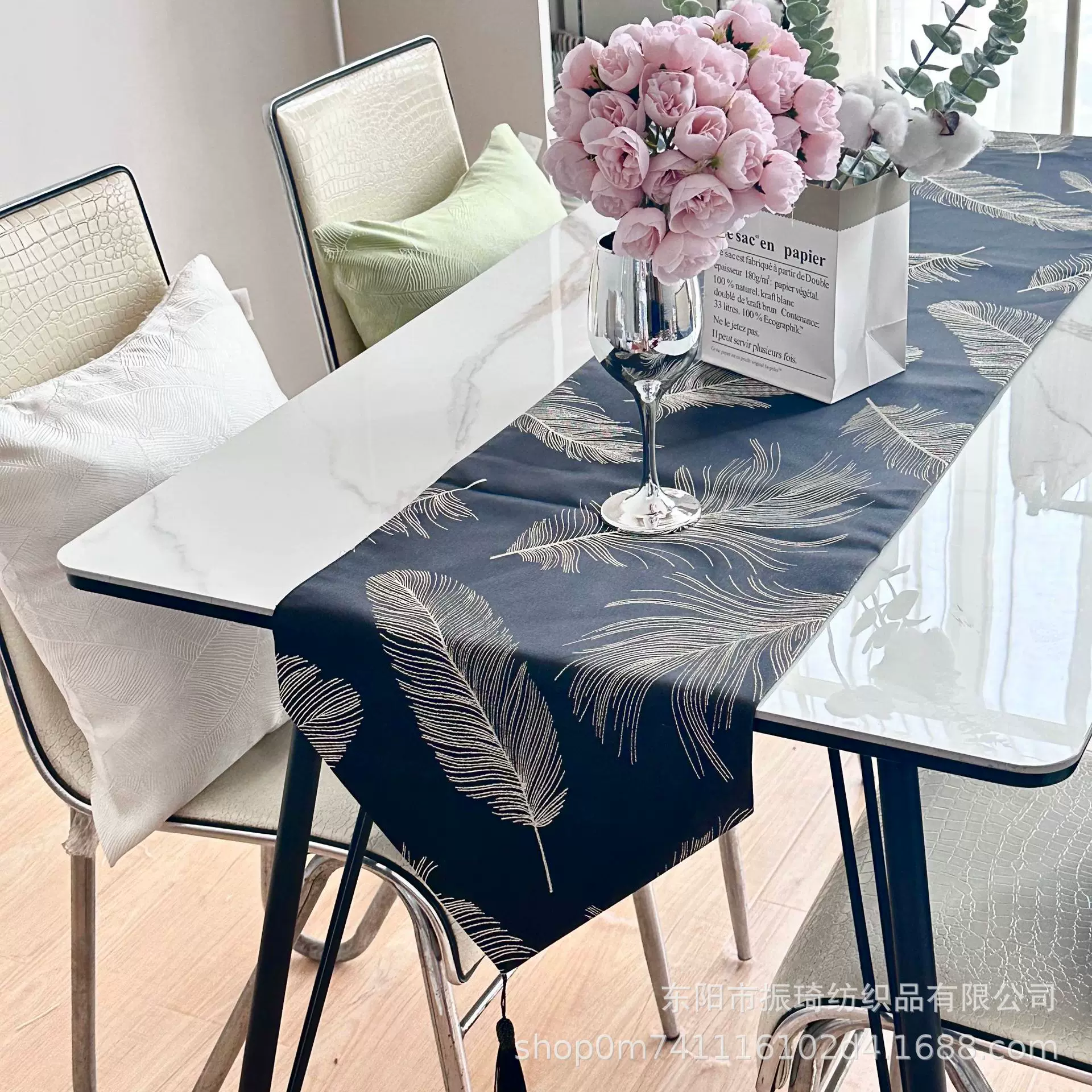 テーブルクロス 羽根刺繍が美しい光沢サテン生地のセンタークロス