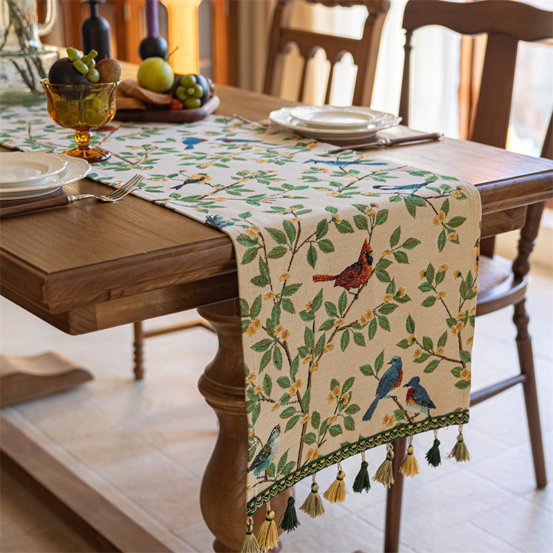 テーブルクロス 小鳥と木の実柄タッセル付きセンタークロス