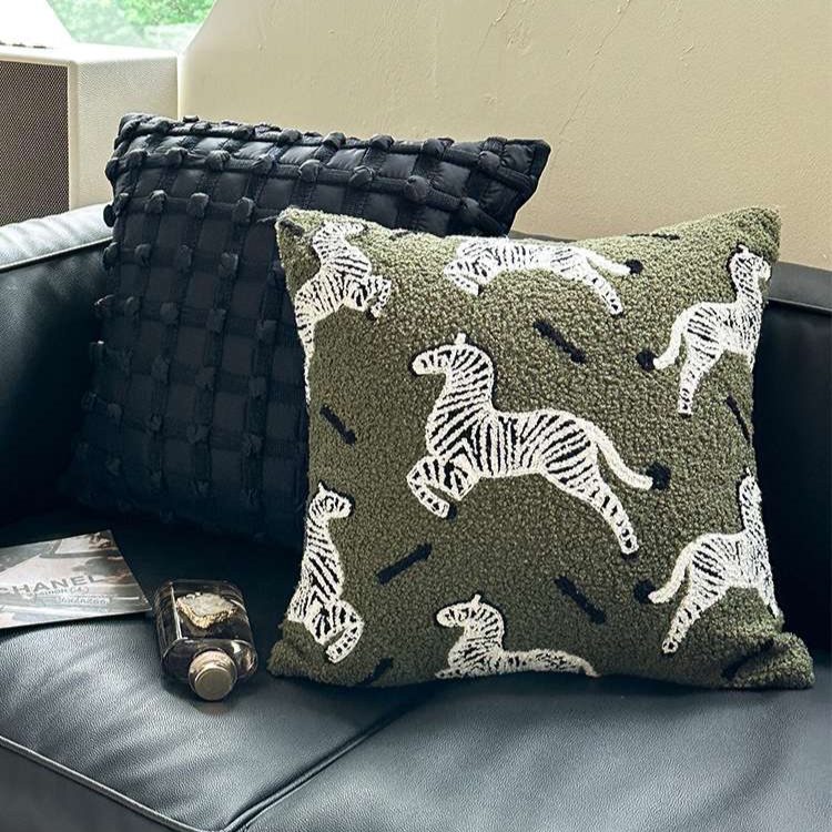 https://fulmo-img-server.com/cushionfriends/1728134878542_dnsb5tzc_cropped.jpg