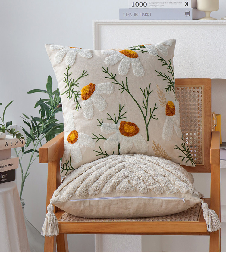 クッションカバー 草花刺繍とタフテッド装飾のクッション