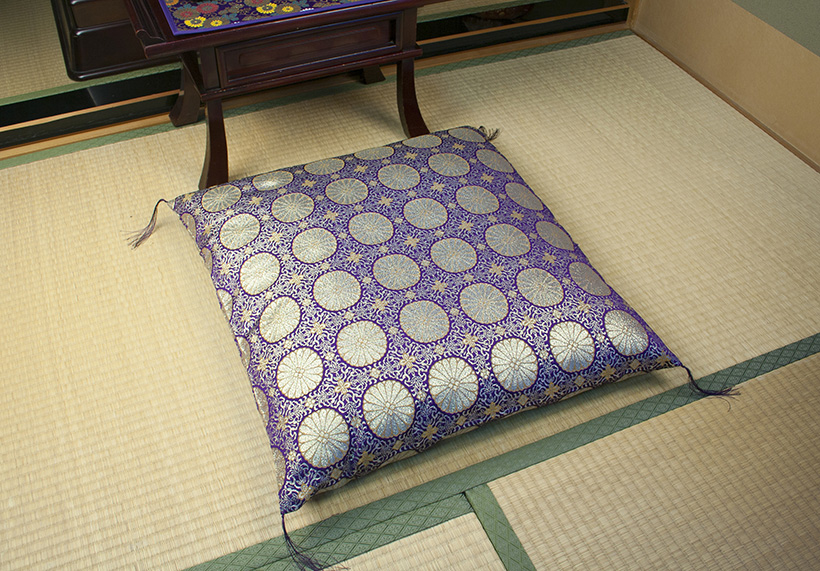 クッションカバー 金襴座布団カバー 丸菊柄 八端判 日本製