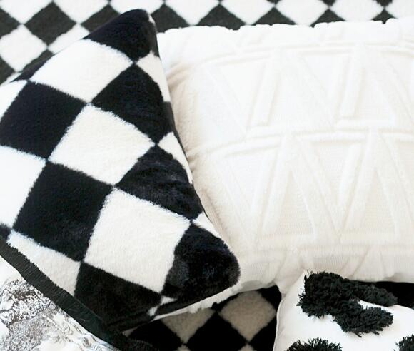 クッションカバー　白黒幾何学模様クッション