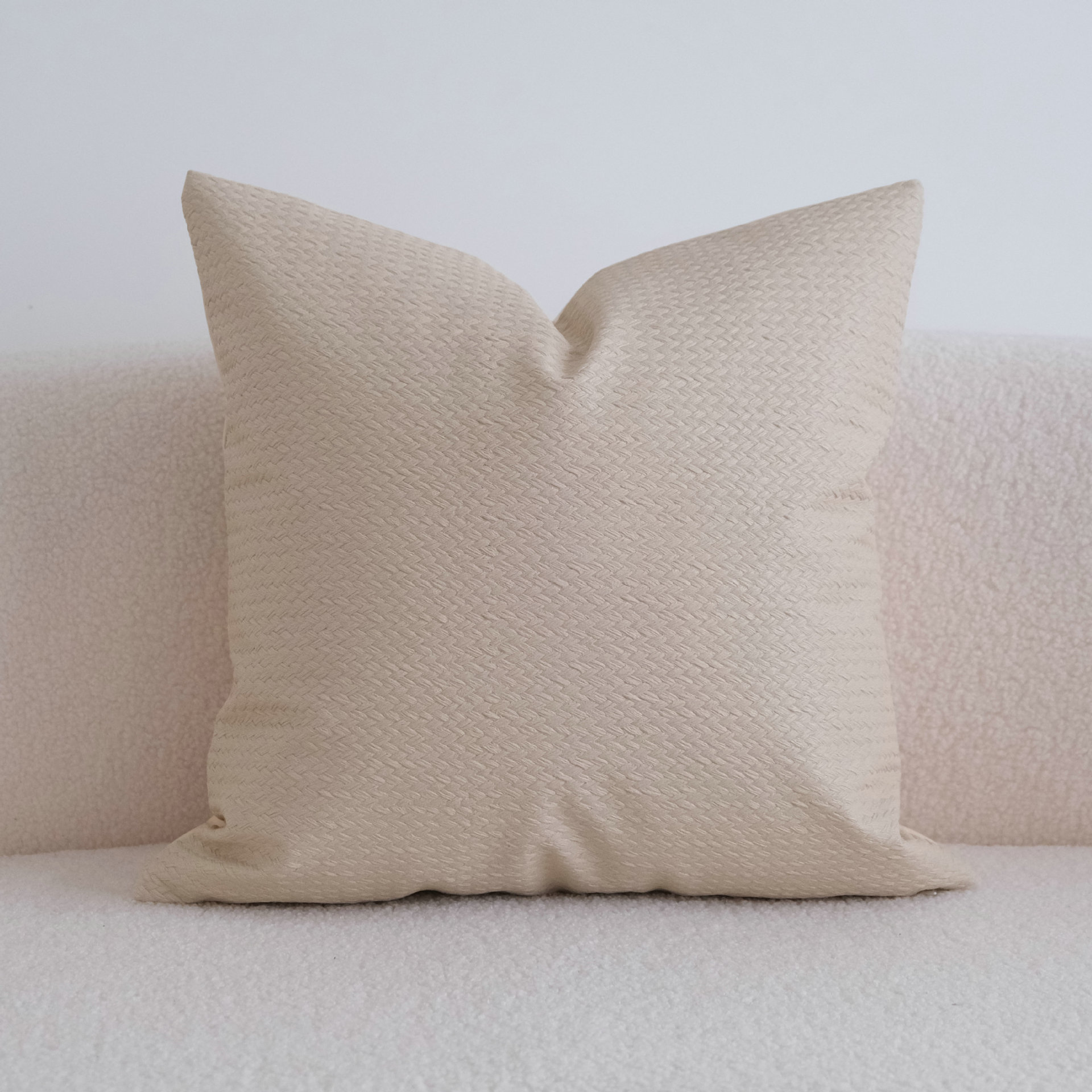 https://fulmo-img-server.com/cushionfriends/6eaab8ae-9b82-467e-ad09-7fca7a4c3b6e.jpg