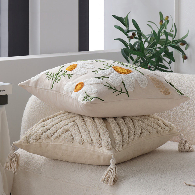 クッションカバー 草花刺繍とタフテッド装飾のクッション