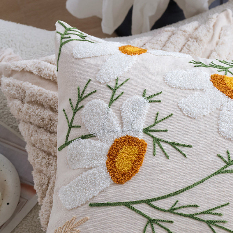 クッションカバー 草花刺繍とタフテッド装飾のクッション
