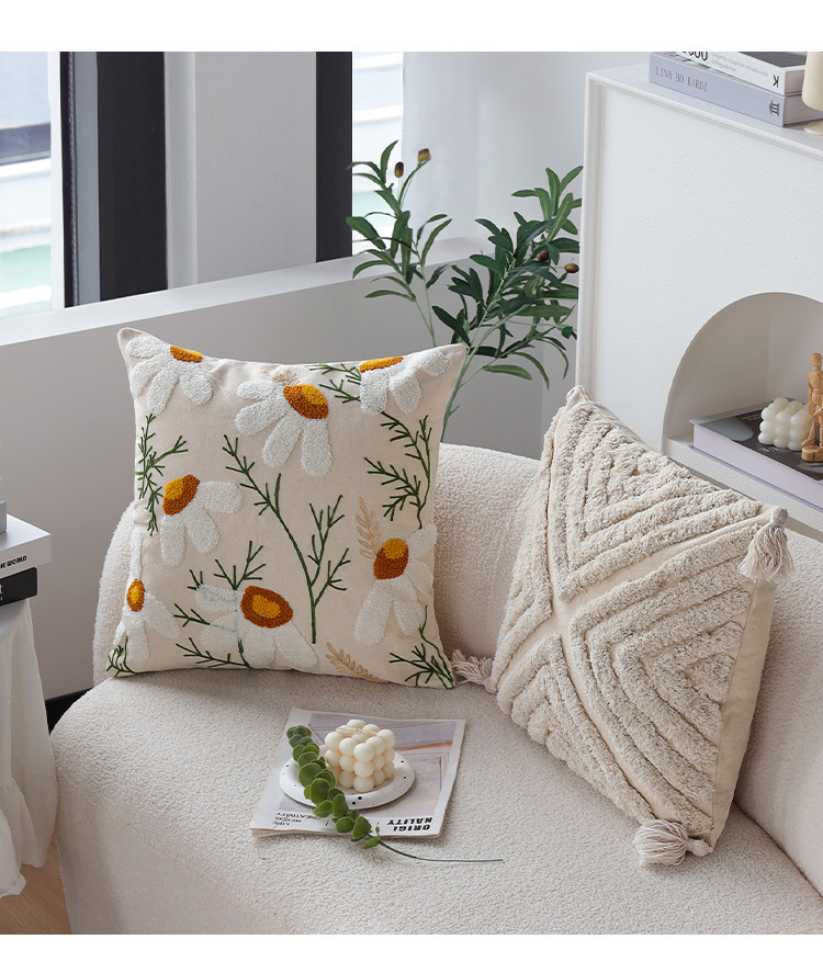 クッションカバー 草花刺繍とタフテッド装飾のクッション