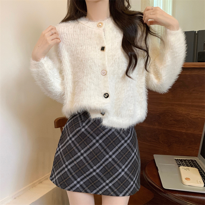 カットソー ふわふわシャギー素材の丸襟ボタンカットソー