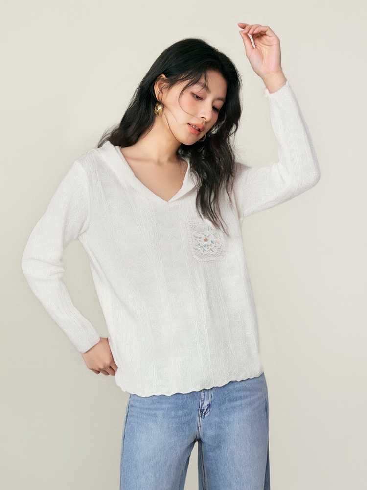 カットソー 花モチーフ付き優しい肌触りVネック