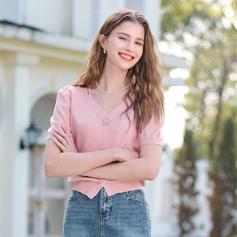 カットソー 花モチーフ付き半袖Vネックカットソー