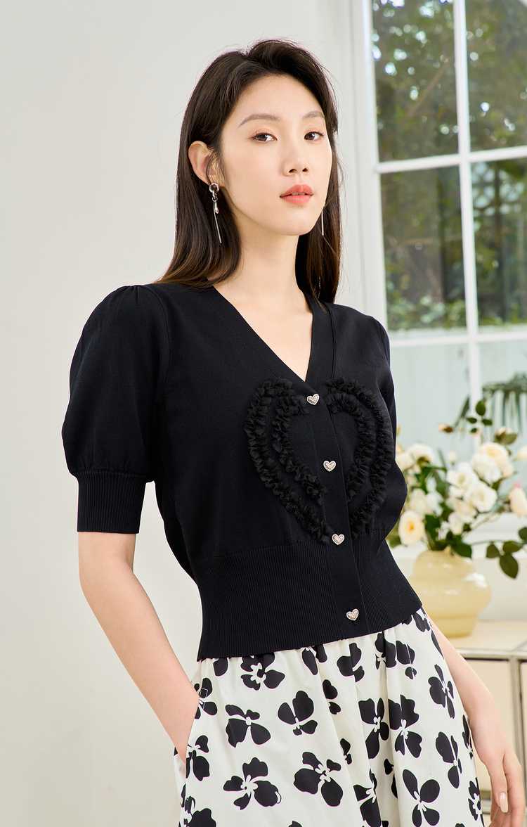 カットソー ハート飾り付きVネックカットソー