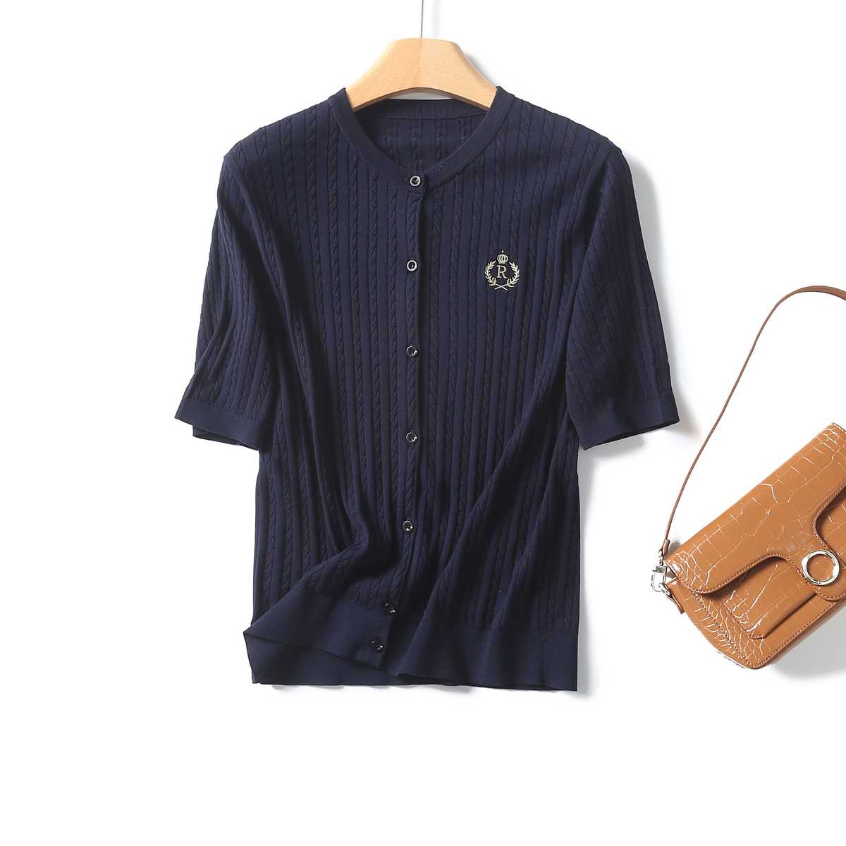 カットソー 紋章入り麻混ケーブル編みカーディガン