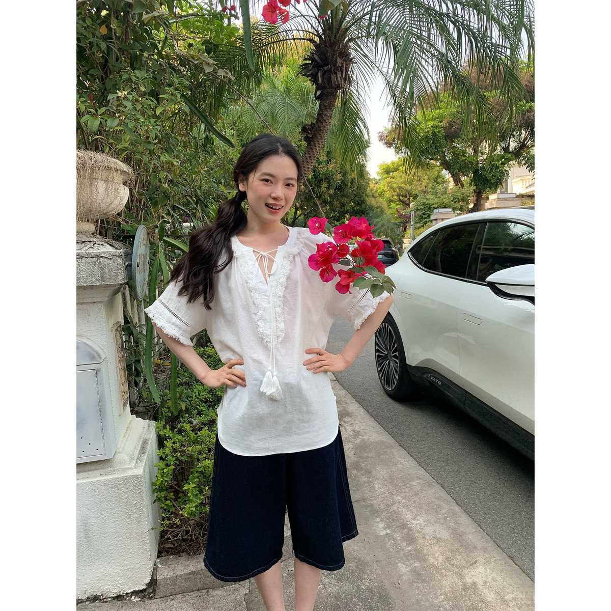 カットソー レース飾り付き麻混フリルVネックブラウス