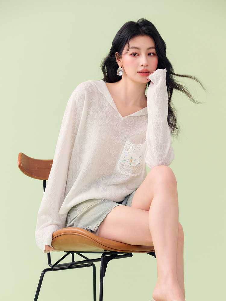 カットソー 刺繍ポケット付き透かし編みVネック