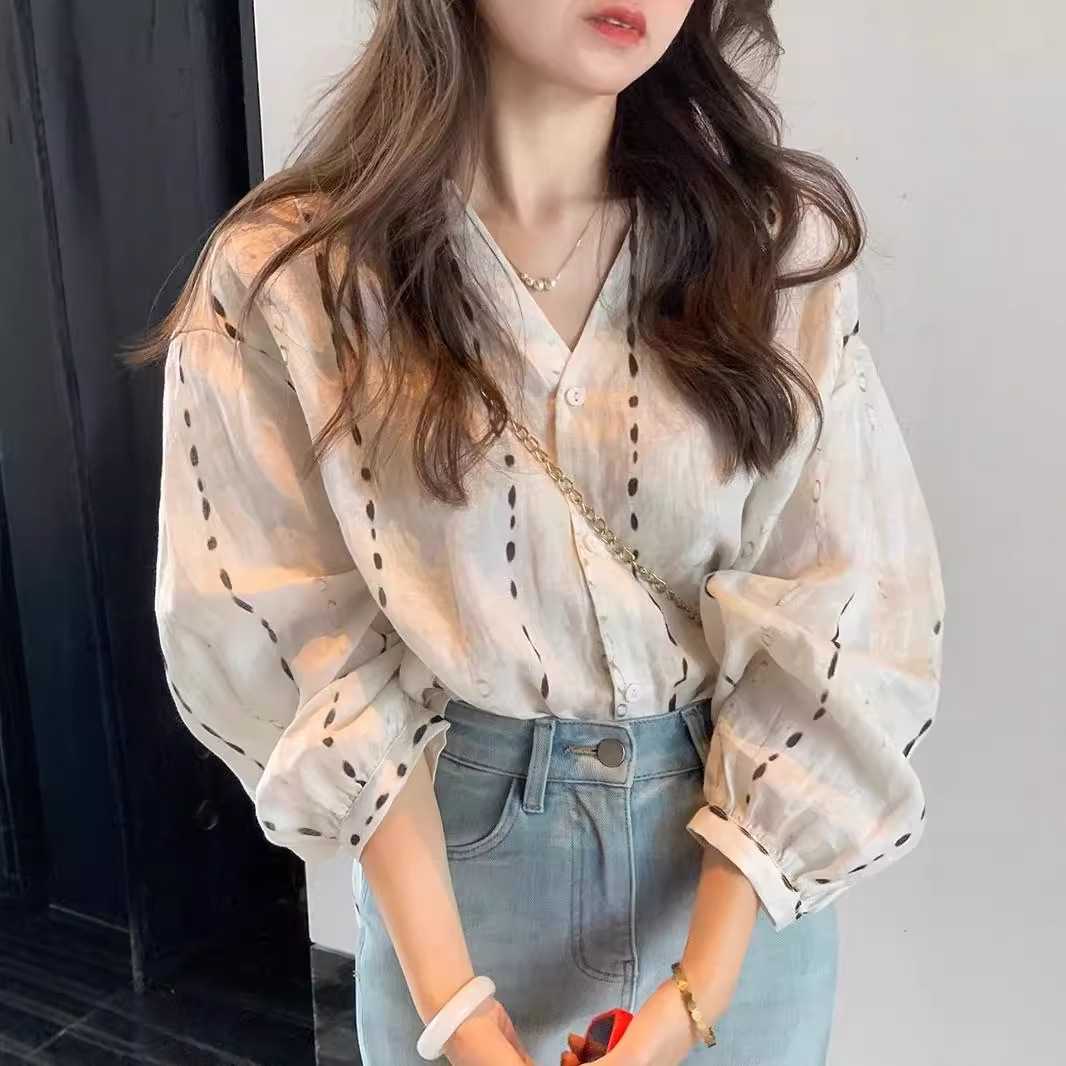 カットソー 水玉ステッチ柄Vネックカットソー